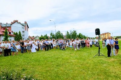 W piątek 13 września przeżywaliśmy uroczyste Nabożeństwo Fatimskie. Mszy Świętej przewodniczył ks. Jacek Pasela. Kazanie wygłosił ks. Michał Domasik. O godz. 18.40 zostały przedstawione prośby i podziękowania do Matki Bożej Fatimskiej, w intencji których sprawowana była także Msza Święta. Śpiewał chór z parafii pw. Św. Jadwigi Królowej pod dyrekcją Marcina Kaławaja. Po Mszy Świętej wyruszyła procesja z figurą Matki Bożej i relikwiami świętych Dzieci Fatimskich. Nabożeństwo zakończył Apel Jasnogórski. Dziękujemy parafii pw. Św. Jadwigi Królowej za przygotowanie liturgii oraz parafii pw. Michała Archanioła za prowadzenie modlitwy różańcowej. fot. Joanna Prasoł 