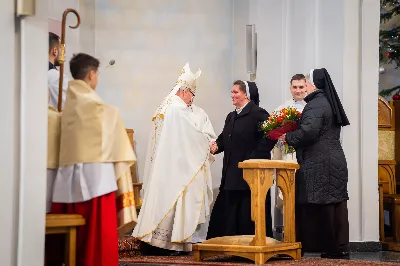 „Nasza wdzięczność jest szczególna wobec osób konsekrowanych za ich czytelne świadectwo wiary i za to, że żyjąc wiarą na co dzień ukazują chrystusowy styl życia” – mówił biskup Jan Wątroba podczas Mszy św. w katedrze rzeszowskiej w święto Ofiarowania Pańskiego. W Eucharystii, z okazji swojego święta patronalnego, uczestniczyły osoby konsekrowane posługujące w diecezji rzeszowskiej.
Mszy św. w katedrze rzeszowskiej przewodniczył bp Jan Wątroba, który modlił się w intencji osób konsekrowanych, przeżywających w święto Ofiarowania Pańskiego (02.02.) swoje święto patronalne. Eucharystię koncelebrował ks. Stanisław Kamiński, wikariusz biskupi ds. zakonnych, a także 9 kapłanów.
Na początku Mszy św. ks. Stanisław Kamiński powitał zebranych i wprowadził w przeżywaną liturgię. Następnie odbył się obrzęd błogosławieństwa świec i procesja z dolnego kościoła do głównej części katedry rzeszowskiej
Homilię wygłosił bp Jan Wątroba, który w pierwszej części, odnosząc się do przeżywanego święta, nawiązał do postawy Matki Najświętszej i św. Józefa. „Maryja uczy nas, że wierność Bogu oznacza wypełnianie prawa Bożego. Ona wypełniła wszystko bez wyjątku. Choć sama nie potrzebowała oczyszczenia, pozostała jednak posłuszna prawu. Skromna, prosta, uboga kobieta, poddana Bogu. W postawie Maryi i Józefa można dostrzec piękną lekcję dla rodziców i wychowawców. Rodzice powinni przedstawiać, czyli zawierzać swoje dzieci Panu Bogu. To jest gest wdzięczności wobec Stwórcy, a także znak wielkiej pokory wobec niełatwej misji rodzicielskiej i wychowawczej. Pełny rozwój człowieka dokonuje się dzięki Bożej łasce, a rodzice powinni się czuć narzędziem Bożej łaski, dlatego powinni często błogosławić swoje dzieci, modlić się za nie i z nimi oraz wciąż na nowo zawierzać je Panu Bogu” – mówił bp Wątroba.
Biskup Rzeszowski odnosząc się do obchodzonego Dnia życia konsekrowanego powiedział: „Trzy elementy wspólnoty: słowo, wierność i otwarcie na Ducha Świętego stanowią istotę życia każdej osoby konsekrowanej. Rozważać słowo Boże, trwać wiernie na modlitwie i być otwartym na to, co Duch Święty chce nam powiedzieć, to wypełnić powołanie do życia konsekrowanego, a jednocześnie wyznać wiarę w Kościół Chrystusowy. Nasza wdzięczność jest szczególna wobec osób konsekrowanych za ich czytelne świadectwo wiary i za to, że żyjąc wiarą na co dzień ukazują chrystusowy styl życia. Towarzyszą nam przez swoją pełną zatroskania miłosierną obecność, ale także przez milczącą obecność przepełnioną modlitwą w intencjach Kościoła, świata, a także poszczególnych osób i wspólnot”.
Po homilii osoby konsekrowane zgromadzone w katedrze odnowiły swoje przyrzeczenia.
Na zakończenie liturgii s. Agata Jakieła CSFN, referentka diecezjalna ds. życia konsekrowanego, podziękowała bp. Janowi Wątrobie za przewodniczenie liturgii i modlitwę w intencji osób życia konsekrowanego.
W Eucharystii w rzeszowskiej katedrze uczestniczyło prawie 100 osób życia konsekrowanego, a pośród nich ojcowie i bracia zakonni, siostry zakonne, wdowy i dziewice konsekrowane oraz członkowie instytutów świeckich. Śpiewy podczas liturgii wykonała Katedralna Schola Liturgiczna pod dyrekcją ks. Juliana Wybrańca, a przy organach zasiadł katedralny organista – Wiesław Siewierski. 

fot. Jola Warchoł