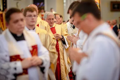 „Na swoje życie i swoje kapłaństwo trzeba popatrzeć w świetle Bożej miłości. Inaczej go nie pojmiemy ani my, ani ci, którzy będą na nas patrzeć” – mówił bp Jan Wątroba podczas Mszy św. z udzieleniem święceń prezbiteratu. 4 czerwca 2022 r. w kościele katedralnym jedenastu diakonów diecezji rzeszowskiej przyjęło sakrament kapłaństwa.
Do grona neoprezbiterów diecezji rzeszowskiej należą: ks. Sebastian Bełz z parafii w Nienadówce, ks. Krzysztof Lampart z parafii w Rudnej Wielkiej, ks. Mateusz Łachmanek z parafii w Lipinkach, ks. Karol Migut z parafii w Jasionce, ks. Marcin Murawski z parafii katedralnej w Rzeszowie, ks. Adrian Pazdan z parafii w Zagorzycach, ks. Tomasz Sienicki z parafii w Bieździedzy, ks. Dominik Świeboda z parafii w Palikówce, ks. Piotr Wąsacz z parafii bł. Władysława Findysza w Rzeszowie, ks. Mateusz Wojtuń z parafii w Święcanach oraz ks. Wiktor Zoła z parafii w Cieklinie.
Mszy św. przewodniczył i święceń udzielił bp Jan Wątroba. Eucharystię koncelebrowało około osiemdziesięciu księży, m.in: przełożeni Wyższego Seminarium Duchownego w Rzeszowie oraz proboszczowie i wikariusze z parafii rodzinnych neoprezbiterów. W Mszy św. uczestniczył abp Edward Nowak, bp Kazimierz Górny i bp Edward Białogłowski.
Zebranych w kościele katedralnym powitał ks. Krzysztof Gołąbek, proboszcz parafii.
W homilii bp Jan Wątroba nawiązał do słów z Ewangelii według św. Jana w których Chrystus tłumaczy co to znaczy być dobrym pasterzem. „Być kapłanem w Kościele Chrystusowym to znaczy mieć udział w Jego pasterskiej misji i stale upodabniać się do Dobrego Pasterza, który zna owce, karmi je, broni i jest gotów oddać życie dla ich dobra” – mówił hierarcha.
Po homilii odbył się obrzędy święceń: przyrzeczenie czci i posłuszeństwa Biskupowi Ordynariuszowi, Litania do Wszystkich Świętych podczas której kandydaci leżeli krzyżem, nałożenie rąk, modlitwa święceń oraz namaszczenie rąk krzyżmem i wręczenie chleba i wina. Podczas Liturgii Eucharystycznej nowo wyświęceni po raz pierwszy wyciągnęli dłonie nad chlebem i winem wypowiadając słowa konsekracji.
Na zakończenie Mszy św. ks. Tomasz Sienicki, podziękował w imieniu nowo wyświęconych wszystkim, którzy przyczynili się do przygotowania ich do kapłaństwa. Słowa wdzięczności, m.in. przełożonym Wyższego Seminarium Duchownego w Rzeszowie i rodzicom neoprezbiterów, wypowiedział bp Jan Wątroba. 
W drodze do zakrystii neoprezbiterzy zatrzymali się przy figurze Matki Bożej Fatimskiej zawierzając swoje kapłaństwo Matce Bożej.
W niedzielę, 5 czerwca, w Uroczystość Zesłania Ducha Świętego, neoprezbiterzy będą sprawować w swoich rodzinnych parafiach uroczyste Msze św. prymicyjne, a w najbliższych tygodniach otrzymają skierowania do parafii.

Fot. ks. Jakub Nagi oraz biala-wrona.pl
