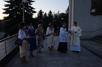 W czwartek 13 sierpnia przeżywaliśmy uroczyste Nabożeństwo Fatimskie. Naszym modlitwom przewodniczył ks. Wojciech Rybka SVD, misjonarz werbista, posługujący na Tajwanie. O godz. 18.40 zostały przedstawione prośby i podziękowania do Matki Bożej Fatimskiej, w intencji których sprawowana była także Msza Święta. Po Mszy Świętej wyruszyła procesja z figurą Matki Bożej. Nabożeństwo zakończył Apel Jasnogórski. fot. Rafał Waszczak