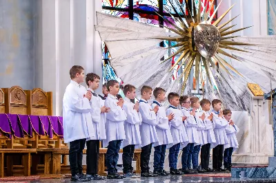 W III niedzielę Wielkiego Postu, 3 marca, podczas Mszy Świętej o godz. 12.00 ks. Krzysztof Gołąbek - proboszcz naszej Katedry, przyjął do grona Liturgicznej Służby Ołtarza dwunastu chłopców. Po odpowiednim przygotowaniu, pod czujnym okiem ks. Pawła Wójcika – opiekuna ministrantów oraz ceremoniarza Rafała Waszczaka i animatorów-praktykantów, otrzymali stopień ministranta choralisty, po raz pierwszy mogli ubrać kołnierzyki, a także otrzymali legitymacje ministranckie. To wielka radość dla naszej parafii. Gratulujemy chłopcom odwagi oraz życzymy wytrwałości w tym pięknym powołaniu, jakim jest służba przy Ołtarzu Pana Jezusa. Podczas Mszy Świętej zaśpiewała Dziewczęca Schola Katedralna.
Zapraszamy wszystkich chętnych chłopców do wstąpienia w szeregi katedralnej Liturgicznej Służby Ołtarza. Zainteresowanych prosimy o kontakt z ks. Pawłem Wójcikiem.
Rafał Waszczak
fot. Joanna Prasoł