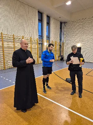 W sobotę 7 grudnia 2024 r. w Instytucie Teologiczno-Pastoralnym w Rzeszowie odbył się dekanalny turniej piłki nożnej o puchar Dziekana Dekanatu Rzeszów-Katedra. Zawody odbyły się w trzech kategoriach wiekowych i uczestniczyło w nich 12 drużyn. 
Turniej rozpoczął się modlitwą. Po uroczystym otwarciu zawodów, ministranci i lektorzy z poszczególnych kategorii wiekowych przystąpili do rywalizacji o puchar Księdza Dziekana Dekanatu Rzeszów-Katedra pod czujnym okiem sędziego Krzysztofa Kawy.
W kategorii „ministrantów” zgłosili się przedstawiciele parafii: św. Michała Archanioła, Najświętszego Serca Pana Jezusa, Wniebowzięcia NMP oraz MB Królowej Polski. Pierwsze miejsce i możliwość wzięcia udziału w rozgrywkach diecezjalnych uzyskali ministranci z Parafii Katedralnej. W tym miejscu chcemy podziękować Panu Tomaszowi Niziołowi, który od września bezpłatnie prowadzi treningi z chętnymi ministrantami naszej parafii. Efekty są widoczne.
W kategorii „lektorów młodszych”. Zgłosiły się drużyny z parafii: Opatrzności Bożej, Wniebowzięcia NMP, MB Królowej Polski oraz Katedry. Zwycięzcą z możliwością wzięcia udziału w dalszym etapie eliminacji do Mistrzostw Polski zostali lektorzy z Parafii Opatrzności Bożej. Do rozgrywek w najstarszej grupie wiekowej zgłosiły się drużyny z parafii: Wniebowzięcia NMP, św. Michała Archanioła i Katedry. Pierwsze miejsce zajęła Parafia św. św. Michała Archanioła w Rzeszowie i to oni będą reprezentować dekanat w turnieju na szczeblu diecezjalnym.

Katedralni ministranci i lektorzy zdobyli: 
Ministranci – ZŁOTO 
Lektorzy młodsi – BRĄZ 
Lektorzy starsi – SREBRO 

Na zakończenie turnieju ks. Dziekan Krzysztof Gołąbek i ks. Paweł Wójcik – dekanalny duszpasterz LSO pogratulowali wszystkim zawodnikom, rodzicom i opiekunom, a zwycięzcom w poszczególnych kategoriach wiekowych wręczyli pamiątkowe medale i upominki. Każda drużyna otrzymała puchar i dyplom za udział w turnieju. 
Gratulujemy!