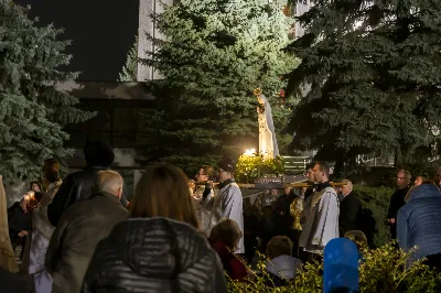 Objawienia Fatimskie to ważny dla katolików znak Bożej Opatrzności i nieustannej opieki Matki Bożej. Fatima to miasto w środkowo-zachodniej Portugalii. To właśnie tam miały miejsce objawienia Najświętszej Maryi Panny w 1917 roku, jakich doświadczyli Łucja Dos Santos oraz Hiacynta i Franciszek Marto – mali pastuszkowie. Maryja ukazywała się dzieciom każdego 13-go dnia miesiąca od maja do października.  Na pamiątkę tychże objawień, Kościół Katolicki uczestniczy w tzw. nabożeństwach fatimskich. Ostatnie z nich miały miejsce 13 października – w naszej Katedrze obecna była również cała wspólnota Wyższego Seminarium Duchownego w Rzeszowie. Uroczystości rozpoczęły się Mszą świętą o godzinie 19:00 pod przewodnictwem księdza rektora Pawła Pietrusiaka, zaś homilię wygłosił ojciec duchowny ks. Andrzej Szpaczyński.  Ojciec Andrzej już na początku wygłaszanego słowa skierował naszą uwagę na wielki cud Eucharystii: „Czy zobaczymy jakiś cud? Czy dany będzie jakiś znak?” – zapytał i od razu odpowiedział: „Nie wiadomo, czy będzie coś niezwykłego, ale jestem przekonany, że będzie cud – cud przemiany chleba i wina w Ciało i Krew Chrystusa – ten cud się dokona”. To bardzo ważne w życiu każdego chrześcijanina, aby nie szukać mistycznych doznań, czy szczególnych znaków od Boga, ale aby ujrzeć największy cud jakim jest Eucharystia. W tym darze możemy uczestniczyć każdego dnia i do tego też jesteśmy zaproszeni.  Po Eucharystii odbyła się procesja z figurą Matki Bożej Fatimskiej oraz Różaniec z rozważaniami przygotowanymi przez diakonów naszej diecezji.  Jesteśmy wdzięczni Panu Bogu za łaskę miłosierdzia i wezwania do pokoju jakie przesłał przez objawienia Pani Fatimskiej i nieustannie prosimy Go, abyśmy coraz mocniej potrafili kochać i dążyć do jedności. Za ten czas wspólnej modlitwy, chwała Panu!  fot. Joanna Prasoł