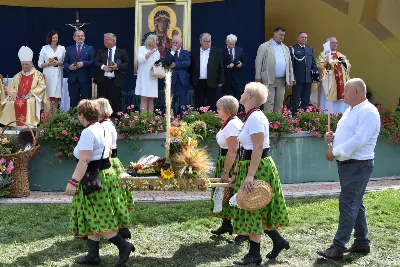 „Wierność ideałom jest gwarantem tego, że nie pogubimy się życiowo, nie skompromitujemy się i w naszym polskim domu będziemy gospodarzami, a nie najemnikami” – mówił podczas Dożynek Diecezjalnych bp Edward Białogłowski. 28 sierpnia 2022 r. do Parku Papieskiego w Rzeszowie przyjechało ponad 60 delegacji z wieńcami.

Do Parku Papieskiego w Rzeszowie przyjechało ponad 60 delegacji z parafii diecezji rzeszowskiej z wieńcami żniwnymi. Tegoroczną obsługę dożynek, w tym przygotowanie liturgii, zapewnili wierni i duszpasterze z Diecezjalnego Sanktuarium św. Józefa w Rzeszowie i dekanatu Rzeszów Północ. Przed Mszą św. odbył się program słowno-muzyczny w wykonaniu Diakonii Muzycznej z parafii św. Józefa w Rzeszowie.

Przed rozpoczęciem Mszy św. ks. Jerzy Uchman, diecezjalny duszpasterz rolników, przywitał przybyłych do Rzeszowa rolników, ogrodników, sadowników i pszczelarzy, wśród nich starostów dożynek: Aleksandrę i Bartłomieja Kędziorów z parafii pw. św. Józefa w Rzeszowie, a także obecnych na Mszy św. parlamentarzystów, władze państwowe i samorządowe, służby mundurowe oraz poczty sztandarowe.

Eucharystii przewodniczył bp Kazimierz Górny. W koncelebrze uczestniczył bp Edward Białogłowski, ks. infułat Wiesław Szurek oraz blisko dwudziestu księży.

Homilię wygłosił bp Edward Białogłowski.

„Dziękujemy Bogu za rolników, którzy mimo różnych trudności i przeciwności, które dotykają polską wieś, trwają przy rodzinnych gospodarstwach. Pochylają się nad rolą, która wydaje chleb i różne rośliny, warzywa, owoce i kwiaty. Dziękujemy wam, gospodynie i gospodarze, starsi i młodzi, za troskę i bezpieczeństwo żywnościowe naszego kraju oraz za zapasy żywnościowe, które są sprzedawane do innych krajów, a także wspomagają naszych sąsiadów borykających się, czy uciekających ze swojego kraju przed wojną do naszej ojczyzny, aby znaleźć tutaj bezpieczny kąt” – mówił bp Edward Białogłowski.

Biskup Białogłowski kierując do zebranych słowa zachęty pytał:

„Czy wasze domu rozbrzmiewają codzienną modlitwą dziękczynną i błagalną? Czy niedziela dla waszych domowników jest dniem świętym, z udziałem we Mszy św., z rodzinnym posiłkiem, z rozmową o waszej rodzinie, o jej troskach i radościach, o gospodarstwie, jego przyszłości i o przyszłości naszej ojczyzny? Zapalajcie ducha młodego pokolenia do życia ideałami: Bóg, honor, ojczyzna (…) Wierność ideałom jest gwarantem tego, że nie pogubimy się życiowo, nie skompromitujemy się i w naszym polskim domu będziemy gospodarzami, a nie najemnikami” – mówił bp Białogłowski.

Po błogosławieństwie poszczególne delegacje zaprezentowały swoje wieńce.

ks. Jakub Nagi
fot. ks. Tomasz Nowak