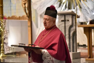 W Katedrze Rzeszowskiej podczas I Nieszporów Uroczystości św. Józefa Oblubieńca NMP odbył się obrzęd instalacji nowych kanoników Kapituły Katedralnej w Rzeszowie. Liturgii Nieszporów przewodniczył ks. Krzysztof Gołąbek, proboszcz Katedry i prepozyt Kapituły Katedralnej, który wygłosił również homilię. Uroczystości rozpoczęły się od odczytania przez ks. Gołąbka dekretu bp. Jana Wątroby o włączeniu nowych członków do grona Kapituły. Następnie nowi kanonicy złożyli wyznanie wiary oraz przysięgę wierności przy obejmowaniu urzędu wykonywanego w imieniu Kościoła.

Do grona kanoników katedralnych dołączyli: ks. dr Paweł Synoś – Wikariusz Biskupi do spraw duchowieństwa diecezjalnego, ks. Prałat dr Piotr Tarnawski – Sekretariat Stanu Stolicy Apostolskiej, ks. dr Marek Story – Dykasteria Nauki Wiary w Watykanie, ks. dr Stanisław Kamiński – Wikariusz Biskupi do spraw życia konsekrowanego, proboszcz Parafii św. Józefa w Głogowie Małopolskim, ks. kanonik Stanisław Jamiński – proboszcz Parafii NNMP w Rzeszowie – Staroniwa, ks. kanonik Tadeusz Pindara – proboszcz Parafii Matki Bożej Częstochowskiej w Rzeszowie, ks. dr Przemysław Drąg – proboszcz Parafii pw. Trójcy Przenajświętszej w Głogowie Małopolskim.

W diecezji rzeszowskiej istnieje kapituła katedralna i cztery kapituły kolegiackie: biecka, jasielska, kolbuszowska i strzyżowska. Historycznie kanonicy byli księżmi stanowiącymi grupę skupioną wokół biskupa miejsca, których zadaniem było pomaganie mu w zarządzaniu lokalnym Kościołem. Obowiązani byli określoną regułą, czyli kanonem praw, stąd właśnie pochodzi nazwa kanonik.

Poszczególne kapituły mają swoje charakterystyczne stroje, którymi wyróżniają się od pozostałych duchownych. Strojem kanoników kapitulnych jest sutanna z obszywkami i guzikami koloru fioletowego, pas fioletowy, następnie rokieta, mucet (fioletowa pelerynka) lub mantolet oraz łańcuch z dystynktorium. Fot. ks. Jakub Oczkowicz