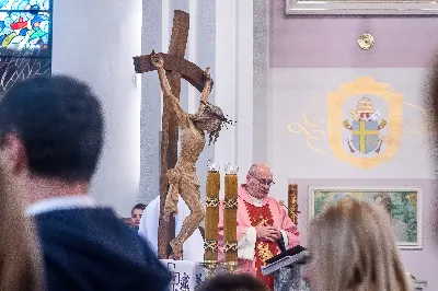 W IV Niedzielę Wielkiego Postu, podczas Mszy Świętej o godz. 12:00, ks. Krzysztof Gołąbek – proboszcz naszej Katedry, przyjął do grona Liturgicznej Służby Ołtarza dziesięciu nowych ministrantów! Po odpowiednim przygotowaniu, pod czujnym okiem ks. Pawła Wójcika oraz animatorów, chłopcy otrzymali stopień ministranta choralisty – po raz pierwszy założyli kołnierzyki i otrzymali legitymacje ministranckie. To wyjątkowy moment i ogromna radość dla naszej wspólnoty! 
Serdecznie gratulujemy chłopcom odwagi oraz życzymy wytrwałości w tej pięknej służbie przy Ołtarzu Pana Jezusa. 
Jeśli chcesz dołączyć do grona ministrantów – serdecznie zapraszamy! Zainteresowanych prosimy o kontakt z ks. Pawłem Wójcikiem.
 fot. Joanna Prasoł
