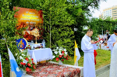 W czwartek w Uroczystość Najświętszego Ciała i Krwi Pańskiej (Boże Ciało) Msza Święta parafialna o godz. 12.00 była sprawowana na osiedlu Drabinianka na placu zieleni między ul. Graniczną i Zieloną. Dziękujemy parafianom za zaangażowanie i pomoc w przygotowaniu ołtarzy: - Ołtarz Mszy Świętej - Spółdzielnia Mieszkaniowa Metalowiec i mieszkańcy ul. Zielonej. - I ołtarz przy kapliczce Matki Bożej Fatimskiej – mieszkańcy bloku ul. Cicha 9. - II ołtarz przy Akademikach – mieszkańcy bloków ul. Cicha 3 i 7. - III ołtarz przed „Energetykiem” mieszkańcy bloku Kwiatkowskiego 5. - IV ołtarz obok bloków ul. Graniczna 4a i 4b – mieszkańcy tychże bloków.  fot. Andrzej Kotowicz