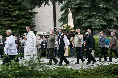 W poniedziałek 13 lipca przeżywaliśmy uroczyste Nabożeństwo Fatimskie. Naszym modlitwom przewodniczył o. Sebastian Chmiel, misjonarz kombonianin. O godz. 18.40 zostały przedstawione prośby i podziękowania do Matki Bożej Fatimskiej, w intencji których sprawowana była także Msza Święta. Po Mszy Świętej wyruszyła procesja z figurą Matki Bożej. Nabożeństwo zakończył Apel Jasnogórski. fot. Joanna Prasoł