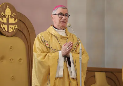 „Eucharystia powinna nas prowadzić do odkrycia kapłańskiej misji Ludu Bożego, kapłańskiej misji każdego z nas” – powiedział Biskup Rzeszowski podczas Mszy Wieczerzy Pańskiej, której przewodniczył w katedrze rzeszowskiej w Wielki Czwartek, 2 kwietnia 2026 r.
Podczas uroczystej liturgii Wielkiego Czwartku w katedrze rzeszowskiej, której przewodniczył bp Jan Wątroba, wierni zostali zaproszeni do refleksji nad tajemnicą Eucharystii, kapłaństwa oraz powołania całego Ludu Bożego do udziału w misji Chrystusa. Na zakończenie homilii biskup zachęcił do szczególnej modlitwy za kapłanów, zwłaszcza tych przeżywających trudności i kryzysy. „Panie Jezu, dobry pasterzu i towarzyszu wędrówki, dziś powierzamy Ci wszystkich kapłanów, ale zwłaszcza tych, którzy przechodzą chwilę kryzysu” – powiedział Biskup Rzeszowski. Wezwał także wspólnotę wiernych do troski o kapłanów poprzez modlitwę, życzliwość i wsparcie.
Wielkoczwartkowa liturgia w katedrze rzeszowskiej stała się nie tylko dziękczynieniem za dar Eucharystii i kapłaństwa, ale także wezwaniem do odnowienia świadomości odpowiedzialności każdego wiernego za życie Kościoła i świadectwo wiary w świecie. fot. ks. Jakub Oczkowicz