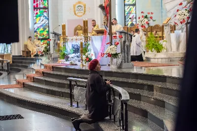 Uroczystość Chrystusa Króla to także święto Akcji Katolickiej i KSM-u. Centralnej uroczystości w Katedrze przewodniczył biskup diecezjalny Jan Wątroba. Eucharystię koncelebrowało 25 księży, wśród nich ks. Stanisław Potera – asystent diecezjalny AK i ks. Tomasz Ryczek – asystent diecezjalny KSM. Po wyznaniu wiary 88 młodych osób złożyło przyrzeczenie Katolickiego Stowarzyszenia Młodzieży. Obrzęd przyrzeczenia prowadził Paweł Grodzki – prezes KSM Diecezji Rzeszowskiej. Ceremonia zakończyła się odśpiewaniem hymnu KSM i zawołaniem: „Przez cnotę, naukę i pracę, służyć Bogu i Ojczyźnie, Gotów!”

Po Komunii św. bp Jan Wątroba, razem z ks. Stanisławem Poterą, wręczył nominacje 20 nowym prezesom oddziałów parafialnych Akcji Katolickiej. Krótkie przemówienia wypowiedzieli kolejno: Jeremi Kalkowski – prezes Zarządu Diecezjalnego Instytutu AK i Paweł Grodzki.

Po Komunii św. wszyscy zebrani uklękli przed Najświętszym Sakramentem. Biskup Ordynariusz odczytał Jubileuszowy Akt Przyjęcia Jezusa Chrystusa za Króla i Pana.

Po Mszy św. bp Jan Wątroba wręczył odznaki i legitymacje nowym członkom KSM.

fot. Fotografiarzeszow