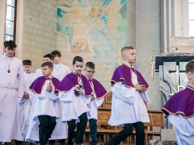 W V Niedzielę Wielkiego Postu, podczas Mszy Świętej o godz. 12:00, ks. Krzysztof Gołąbek – proboszcz naszej Katedry, przyjął do grona Liturgicznej Służby Ołtarza siedmiu nowych ministrantów. Po odpowiednim przygotowaniu, pod czujnym okiem ks. Pawła Wójcika oraz animatorów Adama i Miłosza, chłopcy otrzymali stopień ministranta choralisty – po raz pierwszy założyli kołnierzyki i otrzymali legitymacje ministranckie. To wyjątkowy moment i ogromna radość dla naszej wspólnoty! Podczas Mszy Świętej zaśpiewała Dziewczęca Schola Katedralna. Serdecznie gratulujemy chłopcom odwagi oraz życzymy wytrwałości w tej pięknej służbie przy Ołtarzu Pana Jezusa. Jeśli chcesz dołączyć do grona ministrantów – serdecznie zapraszamy! Zainteresowanych prosimy o kontakt z ks. Pawłem Wójcikiem.
fot. Antoni Ważny