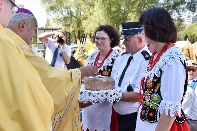 30 sierpnia 2020 r. do Parku Papieskiego w Rzeszowie na diecezjalne dożynki przyjechało 49 delegacji z dożynkowymi wieńcami.  Już o godz. 11.00 plac przed znajdującą się w Parku Papieskim sceną wypełniły delegacje z parafii diecezji rzeszowskiej. W sumie zarejestrowano 49 delegacje. Tegoroczną obsługę dożynek, w tym przygotowanie liturgii, zapewnili wierni i duszpasterze z dekanatu Sokołów Małopolski. O godz. 11.30 prof. Kazimierz Ożóg, mieszkaniec Górna, zaprezentował kilka myśli na temat chleba i godności pracy rolnika. Na scenie wystąpił zespół „Młody Duch i Przyjaciele” kierowany przez Dariusza Kosaka. Przed rozpoczęciem Mszy św. ks. Jerzy Uchman, diecezjalny duszpasterz rolników, przywitał przybyłych do Rzeszowa rolników, ogrodników, sadowników i pszczelarzy, wśród nich starostów dożynek Jerzego i Zofię Bednarzów z Kamienia, a także obecnych na Mszy św. parlamentarzystów, władze państwowe i samorządowe, służby mundurowe oraz poczty sztandarowe. Mszy św. przewodniczył bp Edward Białogłowski. W koncelebrze uczestniczył bp Kazimierz Górny oraz czternastu księży. W długiej procesji z darami do ołtarza podeszły delegacje wszystkich obecnych parafii przynosząc chleby i owoce. Dary te zostały przekazane Rzeszowskiemu Towarzystwu Pomocy im. św. Brata Alberta. Na zakończenie liturgii bp Białogłowski pobłogosławił przyniesione płody ziemi oraz ziarno na zasiew. Po błogosławieństwie poszczególne delegacje, przedstawiane przez ks. Jana Szczupaka, wikariusza biskupiego ds. społecznych, prezentowały swoje wieńce.  fot. ks. Tomasz Nowak