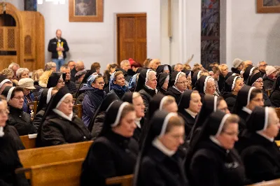 „Nasza wdzięczność jest szczególna wobec osób konsekrowanych za ich czytelne świadectwo wiary i za to, że żyjąc wiarą na co dzień ukazują chrystusowy styl życia” – mówił biskup Jan Wątroba podczas Mszy św. w katedrze rzeszowskiej w święto Ofiarowania Pańskiego. W Eucharystii, z okazji swojego święta patronalnego, uczestniczyły osoby konsekrowane posługujące w diecezji rzeszowskiej.
Mszy św. w katedrze rzeszowskiej przewodniczył bp Jan Wątroba, który modlił się w intencji osób konsekrowanych, przeżywających w święto Ofiarowania Pańskiego (02.02.) swoje święto patronalne. Eucharystię koncelebrował ks. Stanisław Kamiński, wikariusz biskupi ds. zakonnych, a także 9 kapłanów.
Na początku Mszy św. ks. Stanisław Kamiński powitał zebranych i wprowadził w przeżywaną liturgię. Następnie odbył się obrzęd błogosławieństwa świec i procesja z dolnego kościoła do głównej części katedry rzeszowskiej
Homilię wygłosił bp Jan Wątroba, który w pierwszej części, odnosząc się do przeżywanego święta, nawiązał do postawy Matki Najświętszej i św. Józefa. „Maryja uczy nas, że wierność Bogu oznacza wypełnianie prawa Bożego. Ona wypełniła wszystko bez wyjątku. Choć sama nie potrzebowała oczyszczenia, pozostała jednak posłuszna prawu. Skromna, prosta, uboga kobieta, poddana Bogu. W postawie Maryi i Józefa można dostrzec piękną lekcję dla rodziców i wychowawców. Rodzice powinni przedstawiać, czyli zawierzać swoje dzieci Panu Bogu. To jest gest wdzięczności wobec Stwórcy, a także znak wielkiej pokory wobec niełatwej misji rodzicielskiej i wychowawczej. Pełny rozwój człowieka dokonuje się dzięki Bożej łasce, a rodzice powinni się czuć narzędziem Bożej łaski, dlatego powinni często błogosławić swoje dzieci, modlić się za nie i z nimi oraz wciąż na nowo zawierzać je Panu Bogu” – mówił bp Wątroba.
Biskup Rzeszowski odnosząc się do obchodzonego Dnia życia konsekrowanego powiedział: „Trzy elementy wspólnoty: słowo, wierność i otwarcie na Ducha Świętego stanowią istotę życia każdej osoby konsekrowanej. Rozważać słowo Boże, trwać wiernie na modlitwie i być otwartym na to, co Duch Święty chce nam powiedzieć, to wypełnić powołanie do życia konsekrowanego, a jednocześnie wyznać wiarę w Kościół Chrystusowy. Nasza wdzięczność jest szczególna wobec osób konsekrowanych za ich czytelne świadectwo wiary i za to, że żyjąc wiarą na co dzień ukazują chrystusowy styl życia. Towarzyszą nam przez swoją pełną zatroskania miłosierną obecność, ale także przez milczącą obecność przepełnioną modlitwą w intencjach Kościoła, świata, a także poszczególnych osób i wspólnot”.
Po homilii osoby konsekrowane zgromadzone w katedrze odnowiły swoje przyrzeczenia.
Na zakończenie liturgii s. Agata Jakieła CSFN, referentka diecezjalna ds. życia konsekrowanego, podziękowała bp. Janowi Wątrobie za przewodniczenie liturgii i modlitwę w intencji osób życia konsekrowanego.
W Eucharystii w rzeszowskiej katedrze uczestniczyło prawie 100 osób życia konsekrowanego, a pośród nich ojcowie i bracia zakonni, siostry zakonne, wdowy i dziewice konsekrowane oraz członkowie instytutów świeckich. Śpiewy podczas liturgii wykonała Katedralna Schola Liturgiczna pod dyrekcją ks. Juliana Wybrańca, a przy organach zasiadł katedralny organista – Wiesław Siewierski. 

fot. Jola Warchoł