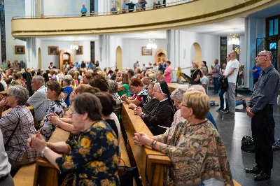 W środę 13 września przeżywaliśmy kolejne w tym roku Nabożeństwo Fatimskie. O godz. 18.40 zostały przedstawione prośby i podziękowania do Matki Bożej Fatimskiej, w intencji których sprawowana była także Msza Święta. Eucharystii przewodniczył i homilię wygłosił ks. Marek Kotwa – wikariusz parafii pw. Św. Michała Archanioła w Rzeszowie. Po Mszy Świętej wyruszyła procesja z figurą Matki Bożej, podczas której modlitwę różańcową prowadzili przedstawiciele parafii pw. Św. Jadwigi Królowej wraz ze swoimi duszpasterzami: ks. Tomaszem Gałuszką oraz ks. Łukaszem Mariuszycem, zaś figurę Matki Bożej nieśli przedstawiciele Bractwa św. Michała Archanioła, Rycerzy Kolumba oraz Związku Strzeleckiego "Strzelec". Modlitwę ubogaciła obecność Orkiestry Dętej pod dyrekcją Tadeusza Cielaka. Nabożeństwo zakończył Apel Jasnogórski. fot. Jola Warchoł