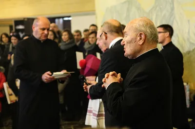 W niedzielę Chrztu Pańskiego, uroczystą Mszą Świętą, przy wypełnionej po brzegi Katedrze, zakończyliśmy okres Bożego Narodzenia. Podczas Mszy Świętej śpiewał nasz Katedralny Chór Chłopięco-Męski Pueri Cantores Resovienses pod dyrekcją Marcina Florczaka. Po zakończonej liturgii odbył się koncert kolęd w wykonaniu naszego Chóru. W programie znalazły się kolędy, pastorałki i pieśni bożonarodzeniowe polskie i zagraniczne, m.in. "Lulajże, Jezuniu" w aranżacji Dominika Lasoty, "Za Gwiazdą" w opracowaniu Jana Maklakiewicza, "Mary, did You know?" Marka Lowry’ego i Buddy’ego Greene’a, "Gaudete" Briana Keya, "Angels we have heard on high" Stevena Strite’a. Koncert spotkał się z ogromnym entuzjazmem publiczności, która nagrodziła wykonawców brawami na stojąco. W zamian chórzyści odwdzięczyli się bisami.  fot. Dariusz Kamiński