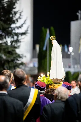 W środę 13 września przeżywaliśmy kolejne w tym roku Nabożeństwo Fatimskie. O godz. 18.40 zostały przedstawione prośby i podziękowania do Matki Bożej Fatimskiej, w intencji których sprawowana była także Msza Święta. Eucharystii przewodniczył i homilię wygłosił ks. Marek Kotwa – wikariusz parafii pw. Św. Michała Archanioła w Rzeszowie. Po Mszy Świętej wyruszyła procesja z figurą Matki Bożej, podczas której modlitwę różańcową prowadzili przedstawiciele parafii pw. Św. Jadwigi Królowej wraz ze swoimi duszpasterzami: ks. Tomaszem Gałuszką oraz ks. Łukaszem Mariuszycem, zaś figurę Matki Bożej nieśli przedstawiciele Bractwa św. Michała Archanioła, Rycerzy Kolumba oraz Związku Strzeleckiego "Strzelec". Modlitwę ubogaciła obecność Orkiestry Dętej pod dyrekcją Tadeusza Cielaka. Nabożeństwo zakończył Apel Jasnogórski. fot. Jola Warchoł