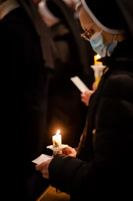 Mszy Świętej w święto Ofiarowania Pańskiego przewodniczył bp Jan Wątroba. W Eucharystii z okazji Dnia Życia Konsekrowanego uczestniczyli przedstawiciele sióstr i braci zakonnych, pustelnic, dziewic i wdów konsekrowanych oraz członków instytutów świeckich. Eucharystię koncelebrował ks. Stanisław Kamiński, wikariusz biskupi ds. zakonnych, a także 8 kapłanów. Homilię wygłosił bp Jan Wątroba. Śpiew podczas Mszy Świętej prowadziła Katedralna Schola Liturgiczna pod kierunkiem ks. Juliana Wybrańca przy akompaniamencie organowym Wiesława Siewierskiego. Fot. Paulina Lęcznar