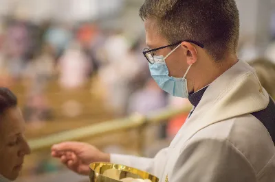 W piątek 13 sierpnia przeżywaliśmy kolejne w tym roku Nabożeństwo Fatimskie. O godz. 18.40 zostały przedstawione prośby i podziękowania do Matki Bożej Fatimskiej, w intencji których sprawowana była także Msza Święta. Eucharystii przewodniczył ks. Piotr Fortuna (proboszcz parafii Rzeszów-Matysówka), homilię zaś wygłosił ks. Jan Pyziak (proboszcz parafii Rzeszów-Matysówka w latach 1985-2018). Po Mszy Świętej wyruszyła procesja z figurą Matki Bożej, podczas której modlitwę różańcową prowadzili przedstawiciele parafii Rzeszów-Zalesie wraz ze swoim duszpasterzem ks. Marcinem Jaraczem. Modlitwę ubogaciła obecność Orkiestry Dętej pod dyrekcją Tadeusza Cielaka. Nabożeństwo zakończył Apel Jasnogórski. fot. Małgorzata Ryndak