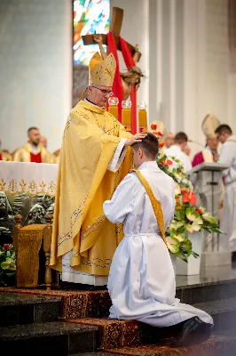 „Na swoje życie i swoje kapłaństwo trzeba popatrzeć w świetle Bożej miłości. Inaczej go nie pojmiemy ani my, ani ci, którzy będą na nas patrzeć” – mówił bp Jan Wątroba podczas Mszy św. z udzieleniem święceń prezbiteratu. 4 czerwca 2022 r. w kościele katedralnym jedenastu diakonów diecezji rzeszowskiej przyjęło sakrament kapłaństwa.
Do grona neoprezbiterów diecezji rzeszowskiej należą: ks. Sebastian Bełz z parafii w Nienadówce, ks. Krzysztof Lampart z parafii w Rudnej Wielkiej, ks. Mateusz Łachmanek z parafii w Lipinkach, ks. Karol Migut z parafii w Jasionce, ks. Marcin Murawski z parafii katedralnej w Rzeszowie, ks. Adrian Pazdan z parafii w Zagorzycach, ks. Tomasz Sienicki z parafii w Bieździedzy, ks. Dominik Świeboda z parafii w Palikówce, ks. Piotr Wąsacz z parafii bł. Władysława Findysza w Rzeszowie, ks. Mateusz Wojtuń z parafii w Święcanach oraz ks. Wiktor Zoła z parafii w Cieklinie.
Mszy św. przewodniczył i święceń udzielił bp Jan Wątroba. Eucharystię koncelebrowało około osiemdziesięciu księży, m.in: przełożeni Wyższego Seminarium Duchownego w Rzeszowie oraz proboszczowie i wikariusze z parafii rodzinnych neoprezbiterów. W Mszy św. uczestniczył abp Edward Nowak, bp Kazimierz Górny i bp Edward Białogłowski.
Zebranych w kościele katedralnym powitał ks. Krzysztof Gołąbek, proboszcz parafii.
W homilii bp Jan Wątroba nawiązał do słów z Ewangelii według św. Jana w których Chrystus tłumaczy co to znaczy być dobrym pasterzem. „Być kapłanem w Kościele Chrystusowym to znaczy mieć udział w Jego pasterskiej misji i stale upodabniać się do Dobrego Pasterza, który zna owce, karmi je, broni i jest gotów oddać życie dla ich dobra” – mówił hierarcha.
Po homilii odbył się obrzędy święceń: przyrzeczenie czci i posłuszeństwa Biskupowi Ordynariuszowi, Litania do Wszystkich Świętych podczas której kandydaci leżeli krzyżem, nałożenie rąk, modlitwa święceń oraz namaszczenie rąk krzyżmem i wręczenie chleba i wina. Podczas Liturgii Eucharystycznej nowo wyświęceni po raz pierwszy wyciągnęli dłonie nad chlebem i winem wypowiadając słowa konsekracji.
Na zakończenie Mszy św. ks. Tomasz Sienicki, podziękował w imieniu nowo wyświęconych wszystkim, którzy przyczynili się do przygotowania ich do kapłaństwa. Słowa wdzięczności, m.in. przełożonym Wyższego Seminarium Duchownego w Rzeszowie i rodzicom neoprezbiterów, wypowiedział bp Jan Wątroba. 
W drodze do zakrystii neoprezbiterzy zatrzymali się przy figurze Matki Bożej Fatimskiej zawierzając swoje kapłaństwo Matce Bożej.
W niedzielę, 5 czerwca, w Uroczystość Zesłania Ducha Świętego, neoprezbiterzy będą sprawować w swoich rodzinnych parafiach uroczyste Msze św. prymicyjne, a w najbliższych tygodniach otrzymają skierowania do parafii.

Fot. ks. Jakub Nagi oraz biala-wrona.pl
