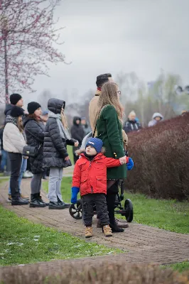 W Wielki Piątek (7 kwietnia) w Parku Papieskim odbyła się Droga Krzyżowa wprowadzająca w przeżywanie Liturgii Męki Pańskiej. Prowadzona była przez wspólnotę Wyższego Seminarium Duchownego w Rzeszowie pod przewodnictwem Biskupa Rzeszowskiego Jana Wątroby. W rozważaniach kolejnych stacji, ks. dr Mateusz Rachwalski, prefekt seminarium, zachęcał do życia zgodnie z nauką wypływającą z krzyża Chrystusowego.
fot. Małgorzata Ryndak