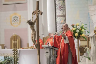 W czwartek 18 listopada, we wspomnienie bł. Karoliny Kózkówny – współpatronki Diecezji Rzeszowskiej, w Katedrze Rzeszowskiej o godz. 18.00 miała miejsce uroczysta Msza Święta, podczas której w poczet Kapituły Katedralnej został włączony ks. Michał Rurak. W uroczystości uczestniczyli przedstawiciele Kapituły Katedralnej, przedstawiciel Kapituły Archikatedralnej w Przemyślu – ks. Mieczysław Rusin oraz kapłani posługujący w Katedrze Rzeszowskiej. Mszy Świętej przewodniczył ks. Krzysztof Gołąbek – proboszcz Katedry i prepozyt Kapituły Katedralnej, homilię zaś wygłosił ks. dr Krzysztof Golas. Uroczystość rozpoczęła się odczytaniem przez ks. Jana Szczupaka – dziekana Kapituły Katedralnej – dekretu biskupa Jana Wątroby o włączeniu ks. Michała Ruraka do grona kanoników oraz o ustanowieniu go Kanonikiem Penitencjarzem kościoła Katedralnego w Rzeszowie. Następnie prepozyt Kapituły poświęcił dystynktorium kanonickie i wprowadził nowego kanonika w urząd. Ten zaś w stroju chórowym zajął miejsce w katedralnych stallach. Nowy kanonik po homilii złożył wyznanie wiary związane z obejmowaniem urzędu w kościele. Tytuł kanonika przyznawany jest przez biskupa diecezji jako wyróżnienie za zaangażowanie kapłana w życie Kościoła. Historycznie kanonikami byli księża skupieni wokół biskupa, któremu pomagali w zarządzaniu lokalnym Kościołem. Obowiązani byli określoną regułą, czyli kanonem praw: stąd pochodzi nazwa „kanonik”. Kapituła katedralna w Rzeszowie jest kolegium kapłanów diecezji rzeszowskiej, powołanym 22 lutego 1993 r. przez Stolicę Apostolską na wniosek biskupa rzeszowskiego Kazimierza Górnego. Zadaniem Kapituły jest sprawowanie bardziej uroczystych czynności liturgicznych w kościele katedralnym, troska o rozwój instytucji duszpasterskich i wychowawczych w diecezji oraz pełnienie zadań zleconych jej przez prawo lub biskupa diecezjalnego. Przedstawiciel Kapituły może uczestniczyć w wizytacjach kanonicznych parafii dokonywanych przez księży biskupów. Kanonicy zajmują miejsca w stallach według ustalonej kolejności podyktowanej datą ich nominacji. Pierwsze miejsce w stallach po prawej stronie jest przeznaczone dla prepozyta, a po stronie lewej dla dziekana. Na czele Kapituły stoi prepozyt, który jest jej przewodniczącym. Obecnie funkcję tę pełni proboszcz Katedry ks. Krzysztof Gołąbek. Statuty Kapituły Katedralnej w Rzeszowie wymieniają jeszcze pięć innych urzędów: •	dziekan (ks. Jan Szczupak) – zastępca prepozyta: służy mu pomocą, zastępuje go w razie nieobecności, uzgadnia udział Kapituły w uroczystościach religijnych i patriotycznych, •	scholastyk (ks. inf. Wiesław Szurek) – odpowiedzialny za archiwum, bibliotekę, •	skarbnik (ks. Stanisław Potera) – odpowiedzialny za finanse kapituły, •	penitencjarz (ks. Michał Rurak) – spowiednik w kościele katedralnym, •	sekretarz (ks. Józef Kula). Strój chórowy Rzeszowskiej Kapituły Katedralnej stanowi czarna sutanna z fioletowymi guzikami i obszywkami, rokieta, biret z fioletowym pomponem, mantolet koloru czarnego obszyty fioletowym sznurkiem, łańcuch z dystynktorium w kształcie krzyża, z podobizną św. Józefa Sebastiana Pelczara – patrona diecezji – oraz pierścień. Strój chórowy obowiązuje kanoników podczas uroczystości kościelnych, zwłaszcza z udziałem biskupa rzeszowskiego, na terenie diecezji rzeszowskiej. Odznaczenia kanonickie są dożywotnie. Ks. Kanonikowi Michałowi Rurakowi serdecznie gratulujemy oraz życzymy wielu łask Bożych w posłudze w Rzeszowskiej Katedrze dla dobra kościoła parafialnego i diecezjalnego. Ks. Michał Rurak urodził się w 1957 r. w Kamieniu. Szkołę podstawową ukończył w Cholewianej Górze. Swą naukę kontynuował w Liceum Ogólnokształcącym w Rudniku, a w 1976 r. wstąpił do Wyższego Seminarium Duchownego w Przemyślu. 20 czerwca 1982 r. przyjął święcenia kapłańskie z rąk biskupa Ignacego Tokarczuka. Posługiwał w parafiach: Rymanów Zdrój (1982-1985), Rzeszów – Matki Bożej Różańcowej (1985-1987), Przemyśl – Św. Benedykta, Cyryla i Metodego (1987-1989), Chmielnik (1989-1992). W 1992 r. został proboszczem w Cieklinie. Od 1993 r. posługuje w Katedrze Rzeszowskiej. Fot. Małgorzata Ryndak