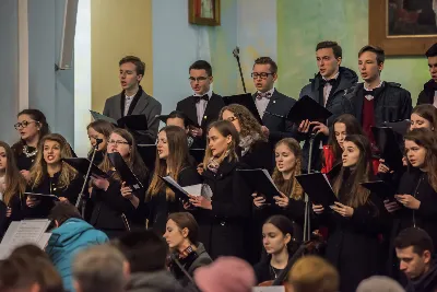 Uroczystość Chrystusa Króla to także święto Akcji Katolickiej i KSM-u. Centralnej uroczystości w Katedrze przewodniczył biskup diecezjalny Jan Wątroba. Eucharystię koncelebrowało 25 księży, wśród nich ks. Stanisław Potera – asystent diecezjalny AK i ks. Tomasz Ryczek – asystent diecezjalny KSM. Po wyznaniu wiary 88 młodych osób złożyło przyrzeczenie Katolickiego Stowarzyszenia Młodzieży. Obrzęd przyrzeczenia prowadził Paweł Grodzki – prezes KSM Diecezji Rzeszowskiej. Ceremonia zakończyła się odśpiewaniem hymnu KSM i zawołaniem: „Przez cnotę, naukę i pracę, służyć Bogu i Ojczyźnie, Gotów!”

Po Komunii św. bp Jan Wątroba, razem z ks. Stanisławem Poterą, wręczył nominacje 20 nowym prezesom oddziałów parafialnych Akcji Katolickiej. Krótkie przemówienia wypowiedzieli kolejno: Jeremi Kalkowski – prezes Zarządu Diecezjalnego Instytutu AK i Paweł Grodzki.

Po Komunii św. wszyscy zebrani uklękli przed Najświętszym Sakramentem. Biskup Ordynariusz odczytał Jubileuszowy Akt Przyjęcia Jezusa Chrystusa za Króla i Pana.

Po Mszy św. bp Jan Wątroba wręczył odznaki i legitymacje nowym członkom KSM.

fot. Fotografiarzeszow