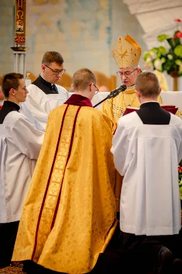 „Na swoje życie i swoje kapłaństwo trzeba popatrzeć w świetle Bożej miłości. Inaczej go nie pojmiemy ani my, ani ci, którzy będą na nas patrzeć” – mówił bp Jan Wątroba podczas Mszy św. z udzieleniem święceń prezbiteratu. 4 czerwca 2022 r. w kościele katedralnym jedenastu diakonów diecezji rzeszowskiej przyjęło sakrament kapłaństwa.
Do grona neoprezbiterów diecezji rzeszowskiej należą: ks. Sebastian Bełz z parafii w Nienadówce, ks. Krzysztof Lampart z parafii w Rudnej Wielkiej, ks. Mateusz Łachmanek z parafii w Lipinkach, ks. Karol Migut z parafii w Jasionce, ks. Marcin Murawski z parafii katedralnej w Rzeszowie, ks. Adrian Pazdan z parafii w Zagorzycach, ks. Tomasz Sienicki z parafii w Bieździedzy, ks. Dominik Świeboda z parafii w Palikówce, ks. Piotr Wąsacz z parafii bł. Władysława Findysza w Rzeszowie, ks. Mateusz Wojtuń z parafii w Święcanach oraz ks. Wiktor Zoła z parafii w Cieklinie.
Mszy św. przewodniczył i święceń udzielił bp Jan Wątroba. Eucharystię koncelebrowało około osiemdziesięciu księży, m.in: przełożeni Wyższego Seminarium Duchownego w Rzeszowie oraz proboszczowie i wikariusze z parafii rodzinnych neoprezbiterów. W Mszy św. uczestniczył abp Edward Nowak, bp Kazimierz Górny i bp Edward Białogłowski.
Zebranych w kościele katedralnym powitał ks. Krzysztof Gołąbek, proboszcz parafii.
W homilii bp Jan Wątroba nawiązał do słów z Ewangelii według św. Jana w których Chrystus tłumaczy co to znaczy być dobrym pasterzem. „Być kapłanem w Kościele Chrystusowym to znaczy mieć udział w Jego pasterskiej misji i stale upodabniać się do Dobrego Pasterza, który zna owce, karmi je, broni i jest gotów oddać życie dla ich dobra” – mówił hierarcha.
Po homilii odbył się obrzędy święceń: przyrzeczenie czci i posłuszeństwa Biskupowi Ordynariuszowi, Litania do Wszystkich Świętych podczas której kandydaci leżeli krzyżem, nałożenie rąk, modlitwa święceń oraz namaszczenie rąk krzyżmem i wręczenie chleba i wina. Podczas Liturgii Eucharystycznej nowo wyświęceni po raz pierwszy wyciągnęli dłonie nad chlebem i winem wypowiadając słowa konsekracji.
Na zakończenie Mszy św. ks. Tomasz Sienicki, podziękował w imieniu nowo wyświęconych wszystkim, którzy przyczynili się do przygotowania ich do kapłaństwa. Słowa wdzięczności, m.in. przełożonym Wyższego Seminarium Duchownego w Rzeszowie i rodzicom neoprezbiterów, wypowiedział bp Jan Wątroba. 
W drodze do zakrystii neoprezbiterzy zatrzymali się przy figurze Matki Bożej Fatimskiej zawierzając swoje kapłaństwo Matce Bożej.
W niedzielę, 5 czerwca, w Uroczystość Zesłania Ducha Świętego, neoprezbiterzy będą sprawować w swoich rodzinnych parafiach uroczyste Msze św. prymicyjne, a w najbliższych tygodniach otrzymają skierowania do parafii.

Fot. ks. Jakub Nagi oraz biala-wrona.pl
