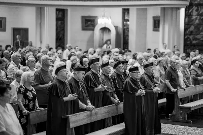 W środę 13 września przeżywaliśmy kolejne w tym roku Nabożeństwo Fatimskie. O godz. 18.40 zostały przedstawione prośby i podziękowania do Matki Bożej Fatimskiej, w intencji których sprawowana była także Msza Święta. Eucharystii przewodniczył i homilię wygłosił ks. Marek Kotwa – wikariusz parafii pw. Św. Michała Archanioła w Rzeszowie. Po Mszy Świętej wyruszyła procesja z figurą Matki Bożej, podczas której modlitwę różańcową prowadzili przedstawiciele parafii pw. Św. Jadwigi Królowej wraz ze swoimi duszpasterzami: ks. Tomaszem Gałuszką oraz ks. Łukaszem Mariuszycem, zaś figurę Matki Bożej nieśli przedstawiciele Bractwa św. Michała Archanioła, Rycerzy Kolumba oraz Związku Strzeleckiego "Strzelec". Modlitwę ubogaciła obecność Orkiestry Dętej pod dyrekcją Tadeusza Cielaka. Nabożeństwo zakończył Apel Jasnogórski. fot. Jola Warchoł