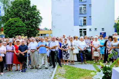 W czwartek w Uroczystość Najświętszego Ciała i Krwi Pańskiej (Boże Ciało) Msza Święta parafialna o godz. 12.00 była sprawowana na osiedlu Drabinianka na placu zieleni między ul. Graniczną i Zieloną. Dziękujemy parafianom za zaangażowanie i pomoc w przygotowaniu ołtarzy: - Ołtarz Mszy Świętej - Spółdzielnia Mieszkaniowa Metalowiec i mieszkańcy ul. Zielonej. - I ołtarz przy kapliczce Matki Bożej Fatimskiej – mieszkańcy bloku ul. Cicha 9. - II ołtarz przy Akademikach – mieszkańcy bloków ul. Cicha 3 i 7. - III ołtarz przed „Energetykiem” mieszkańcy bloku Kwiatkowskiego 5. - IV ołtarz obok bloków ul. Graniczna 4a i 4b – mieszkańcy tychże bloków.  fot. Andrzej Kotowicz