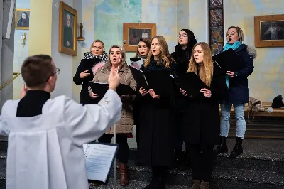 „Nasza wdzięczność jest szczególna wobec osób konsekrowanych za ich czytelne świadectwo wiary i za to, że żyjąc wiarą na co dzień ukazują chrystusowy styl życia” – mówił biskup Jan Wątroba podczas Mszy św. w katedrze rzeszowskiej w święto Ofiarowania Pańskiego. W Eucharystii, z okazji swojego święta patronalnego, uczestniczyły osoby konsekrowane posługujące w diecezji rzeszowskiej.
Mszy św. w katedrze rzeszowskiej przewodniczył bp Jan Wątroba, który modlił się w intencji osób konsekrowanych, przeżywających w święto Ofiarowania Pańskiego (02.02.) swoje święto patronalne. Eucharystię koncelebrował ks. Stanisław Kamiński, wikariusz biskupi ds. zakonnych, a także 9 kapłanów.
Na początku Mszy św. ks. Stanisław Kamiński powitał zebranych i wprowadził w przeżywaną liturgię. Następnie odbył się obrzęd błogosławieństwa świec i procesja z dolnego kościoła do głównej części katedry rzeszowskiej
Homilię wygłosił bp Jan Wątroba, który w pierwszej części, odnosząc się do przeżywanego święta, nawiązał do postawy Matki Najświętszej i św. Józefa. „Maryja uczy nas, że wierność Bogu oznacza wypełnianie prawa Bożego. Ona wypełniła wszystko bez wyjątku. Choć sama nie potrzebowała oczyszczenia, pozostała jednak posłuszna prawu. Skromna, prosta, uboga kobieta, poddana Bogu. W postawie Maryi i Józefa można dostrzec piękną lekcję dla rodziców i wychowawców. Rodzice powinni przedstawiać, czyli zawierzać swoje dzieci Panu Bogu. To jest gest wdzięczności wobec Stwórcy, a także znak wielkiej pokory wobec niełatwej misji rodzicielskiej i wychowawczej. Pełny rozwój człowieka dokonuje się dzięki Bożej łasce, a rodzice powinni się czuć narzędziem Bożej łaski, dlatego powinni często błogosławić swoje dzieci, modlić się za nie i z nimi oraz wciąż na nowo zawierzać je Panu Bogu” – mówił bp Wątroba.
Biskup Rzeszowski odnosząc się do obchodzonego Dnia życia konsekrowanego powiedział: „Trzy elementy wspólnoty: słowo, wierność i otwarcie na Ducha Świętego stanowią istotę życia każdej osoby konsekrowanej. Rozważać słowo Boże, trwać wiernie na modlitwie i być otwartym na to, co Duch Święty chce nam powiedzieć, to wypełnić powołanie do życia konsekrowanego, a jednocześnie wyznać wiarę w Kościół Chrystusowy. Nasza wdzięczność jest szczególna wobec osób konsekrowanych za ich czytelne świadectwo wiary i za to, że żyjąc wiarą na co dzień ukazują chrystusowy styl życia. Towarzyszą nam przez swoją pełną zatroskania miłosierną obecność, ale także przez milczącą obecność przepełnioną modlitwą w intencjach Kościoła, świata, a także poszczególnych osób i wspólnot”.
Po homilii osoby konsekrowane zgromadzone w katedrze odnowiły swoje przyrzeczenia.
Na zakończenie liturgii s. Agata Jakieła CSFN, referentka diecezjalna ds. życia konsekrowanego, podziękowała bp. Janowi Wątrobie za przewodniczenie liturgii i modlitwę w intencji osób życia konsekrowanego.
W Eucharystii w rzeszowskiej katedrze uczestniczyło prawie 100 osób życia konsekrowanego, a pośród nich ojcowie i bracia zakonni, siostry zakonne, wdowy i dziewice konsekrowane oraz członkowie instytutów świeckich. Śpiewy podczas liturgii wykonała Katedralna Schola Liturgiczna pod dyrekcją ks. Juliana Wybrańca, a przy organach zasiadł katedralny organista – Wiesław Siewierski. 

fot. Jola Warchoł