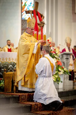 „Na swoje życie i swoje kapłaństwo trzeba popatrzeć w świetle Bożej miłości. Inaczej go nie pojmiemy ani my, ani ci, którzy będą na nas patrzeć” – mówił bp Jan Wątroba podczas Mszy św. z udzieleniem święceń prezbiteratu. 4 czerwca 2022 r. w kościele katedralnym jedenastu diakonów diecezji rzeszowskiej przyjęło sakrament kapłaństwa.
Do grona neoprezbiterów diecezji rzeszowskiej należą: ks. Sebastian Bełz z parafii w Nienadówce, ks. Krzysztof Lampart z parafii w Rudnej Wielkiej, ks. Mateusz Łachmanek z parafii w Lipinkach, ks. Karol Migut z parafii w Jasionce, ks. Marcin Murawski z parafii katedralnej w Rzeszowie, ks. Adrian Pazdan z parafii w Zagorzycach, ks. Tomasz Sienicki z parafii w Bieździedzy, ks. Dominik Świeboda z parafii w Palikówce, ks. Piotr Wąsacz z parafii bł. Władysława Findysza w Rzeszowie, ks. Mateusz Wojtuń z parafii w Święcanach oraz ks. Wiktor Zoła z parafii w Cieklinie.
Mszy św. przewodniczył i święceń udzielił bp Jan Wątroba. Eucharystię koncelebrowało około osiemdziesięciu księży, m.in: przełożeni Wyższego Seminarium Duchownego w Rzeszowie oraz proboszczowie i wikariusze z parafii rodzinnych neoprezbiterów. W Mszy św. uczestniczył abp Edward Nowak, bp Kazimierz Górny i bp Edward Białogłowski.
Zebranych w kościele katedralnym powitał ks. Krzysztof Gołąbek, proboszcz parafii.
W homilii bp Jan Wątroba nawiązał do słów z Ewangelii według św. Jana w których Chrystus tłumaczy co to znaczy być dobrym pasterzem. „Być kapłanem w Kościele Chrystusowym to znaczy mieć udział w Jego pasterskiej misji i stale upodabniać się do Dobrego Pasterza, który zna owce, karmi je, broni i jest gotów oddać życie dla ich dobra” – mówił hierarcha.
Po homilii odbył się obrzędy święceń: przyrzeczenie czci i posłuszeństwa Biskupowi Ordynariuszowi, Litania do Wszystkich Świętych podczas której kandydaci leżeli krzyżem, nałożenie rąk, modlitwa święceń oraz namaszczenie rąk krzyżmem i wręczenie chleba i wina. Podczas Liturgii Eucharystycznej nowo wyświęceni po raz pierwszy wyciągnęli dłonie nad chlebem i winem wypowiadając słowa konsekracji.
Na zakończenie Mszy św. ks. Tomasz Sienicki, podziękował w imieniu nowo wyświęconych wszystkim, którzy przyczynili się do przygotowania ich do kapłaństwa. Słowa wdzięczności, m.in. przełożonym Wyższego Seminarium Duchownego w Rzeszowie i rodzicom neoprezbiterów, wypowiedział bp Jan Wątroba. 
W drodze do zakrystii neoprezbiterzy zatrzymali się przy figurze Matki Bożej Fatimskiej zawierzając swoje kapłaństwo Matce Bożej.
W niedzielę, 5 czerwca, w Uroczystość Zesłania Ducha Świętego, neoprezbiterzy będą sprawować w swoich rodzinnych parafiach uroczyste Msze św. prymicyjne, a w najbliższych tygodniach otrzymają skierowania do parafii.

Fot. ks. Jakub Nagi oraz biala-wrona.pl
