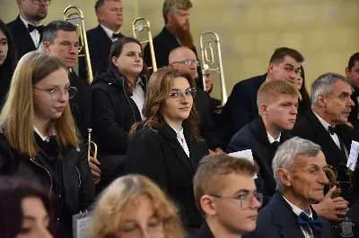 18 maja 2025 r., w katedrze rzeszowskiej celebrowano Eucharystię z okazji 25. rocznicy przyjęcia sakry biskupiej przez bp. Jana Wątrobę. Mszy św. przewodniczył Biskup Rzeszowski, zaś w koncelebrze wzięli udział: abp Józef Michalik, abp Adam Szal, bp Edward Białogłowski, bp Kazimierz Górny, bp Stanisław Jamrozek, bp Marian Rojek, bp Jan Śrutwa oraz kilkudziesięciu kapłanów. W Eucharystii uczestniczyły liczne delegacje osób życia konsekrowanego, przedstawiciele instytucji, fundacji i stowarzyszeń kościelnych. W katedrze rzeszowskiej obecni byli również parlamentarzyści sejmu i senatu, władze wojewódzkie, samorządowe, władze Rzeszowa, rektorzy wyższych uczelni, dyrektorzy instutucji regionalnych, kuratorium oświaty, a także szpitali. Homilię wygłosił bp Edward Białogłowski, biskup pomocniczy senior, który podkreślił, że świętowanie srebrnego jubileuszu Biskupa Rzeszowskiego wpisuje się w przeżywanie Roku Świętego, ale także kolejną rocznicę urodzin św. Jana Pawła II, rocznicę bitwy pod Monte Cassino, inaugurację pontyfikatu Ojca Świętego Leona XIV oraz rocznicę beatyfikacji Józef Sebastiana Pelczara. Na zakończenie liturgii Karolina i Dariusz Kosakowie z dziećmi, jako przedstawiciele diecezjan, przekazali życzenia Jubilatowi. W uroczystej liturgii wzięło udział kilkuset muzyków, chórzystów i członków orkiestr, którzy brali udział w projekcie „Podkarpacie śladami św. Jana Pawła II”. Przedsięwzięcie zostało zorganizowane przez Polski Związek Chórów i Orkiestr – Oddział w Rzeszowie. fot. ks. Jakub Oczkowicz