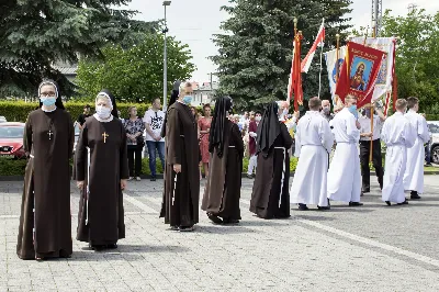 W uroczystość Najświętszego Ciała i Krwi Chrystusa Mszy Świętej w naszej Katedrze przewodniczył ks. proboszcz Krzysztof Gołąbek. Homilię wygłosił ks. Julian Wybraniec - wikariusz katedralny. Po zakończeniu liturgii wyruszyła procesja eucharystyczna do czterech ołtarzy rozmieszczonych wokół Katedry. W roku setnej rocznicy urodzin św. Jana Pawła II każdy z ołtarzy zawierał wizerunek Ojca Świętego i hasła inspirowane encykliką papieża pt. „Ecclesia de Eucharistia”: „Eucharystia sercem świata”, „Żyjemy dzięki Eucharystii”, „Eucharystia tworzy wspólnotę” i „Eucharystia bramą do nieba”. 