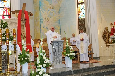 Maj to dla wielu najpiękniejszy miesiąc w roku. W liturgii Kościoła szczególnie wtedy czcimy Maryję oraz radujemy się ze Zmartwychwstania Pańskiego. W niedzielę 8 maja w naszej Katedrze dzieci z klas III doświadczyły równie wielkiej radości po raz pierwszy w pełni uczestnicząc we Mszy Świętej. To niezwykłe spotkanie z Chrystusem w Komunii Świętej zostało poprzedzone przygotowaniem poprzez katechezy w szkole i spotkania w parafii, a także spowiedzią. Poprzez niedzielne Eucharystie o godz. 12.00 i 13.30 celebrowane przez ks. Krzysztofa Gołąbka, proboszcza naszej Katedry, 88 dzieci rozpoczęło wielką przygodę z Jezusem ukrytym w Najświętszym Sakramencie. Towarzyszyli im rodzice, którzy wraz ze swoimi dziećmi przygotowywali się do tego wydarzenia, a także najbliższa rodzina. Posługę w liturgii Mszy Świętej pełniły dzieci pierwszokomunijne oraz ich rodzice.
Wielka radość serc dzieci komunijnych promieniowała na wszystkich uczestników Mszy Świętej i przypominała zebranym na liturgii, że spotkanie z Jezusem Eucharystycznym to przywilej i wielkie szczęście. Czas tej wielkiej radości został przedłużony przez „Biały Tydzień”, w którym dzieci uczestniczyły w wieczornej Eucharystii, przyjmując Jezusa do swoich serc. 

Wszystkim dzieciom, które w tym roku przeżywały swoją Pierwszą Komunię Świętą, życzymy, aby nie gasł w nich zapał do poznawania Jezusa i Jego nauki, a radość, jaka towarzyszyła tym dniom, była nieodłączną towarzyszką ich spotkań z Jezusem w Eucharystii. A s. Julicie i ks. Julianowi dziękujemy za serce włożone w przygotowanie dzieci do tego wielkiego wydarzenia.

fot. Paweł Styka