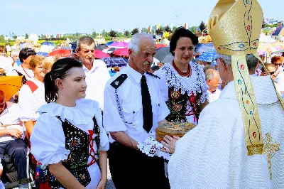 W niedzielę 25.08.2019 r. przy Katedrze Rzeszowskiej odbyły się Dożynki Diecezjalne. Do Parku Papieskiego przyjechało 73 delegacje z wieńcami dożynkowymi. fot. Andrzej Kotowicz