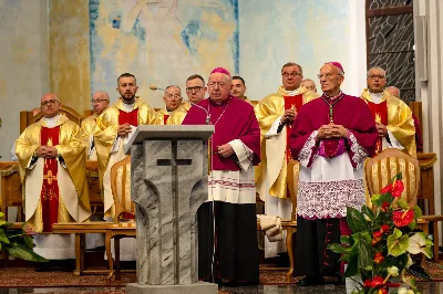 „Na swoje życie i swoje kapłaństwo trzeba popatrzeć w świetle Bożej miłości. Inaczej go nie pojmiemy ani my, ani ci, którzy będą na nas patrzeć” – mówił bp Jan Wątroba podczas Mszy św. z udzieleniem święceń prezbiteratu. 4 czerwca 2022 r. w kościele katedralnym jedenastu diakonów diecezji rzeszowskiej przyjęło sakrament kapłaństwa.
Do grona neoprezbiterów diecezji rzeszowskiej należą: ks. Sebastian Bełz z parafii w Nienadówce, ks. Krzysztof Lampart z parafii w Rudnej Wielkiej, ks. Mateusz Łachmanek z parafii w Lipinkach, ks. Karol Migut z parafii w Jasionce, ks. Marcin Murawski z parafii katedralnej w Rzeszowie, ks. Adrian Pazdan z parafii w Zagorzycach, ks. Tomasz Sienicki z parafii w Bieździedzy, ks. Dominik Świeboda z parafii w Palikówce, ks. Piotr Wąsacz z parafii bł. Władysława Findysza w Rzeszowie, ks. Mateusz Wojtuń z parafii w Święcanach oraz ks. Wiktor Zoła z parafii w Cieklinie.
Mszy św. przewodniczył i święceń udzielił bp Jan Wątroba. Eucharystię koncelebrowało około osiemdziesięciu księży, m.in: przełożeni Wyższego Seminarium Duchownego w Rzeszowie oraz proboszczowie i wikariusze z parafii rodzinnych neoprezbiterów. W Mszy św. uczestniczył abp Edward Nowak, bp Kazimierz Górny i bp Edward Białogłowski.
Zebranych w kościele katedralnym powitał ks. Krzysztof Gołąbek, proboszcz parafii.
W homilii bp Jan Wątroba nawiązał do słów z Ewangelii według św. Jana w których Chrystus tłumaczy co to znaczy być dobrym pasterzem. „Być kapłanem w Kościele Chrystusowym to znaczy mieć udział w Jego pasterskiej misji i stale upodabniać się do Dobrego Pasterza, który zna owce, karmi je, broni i jest gotów oddać życie dla ich dobra” – mówił hierarcha.
Po homilii odbył się obrzędy święceń: przyrzeczenie czci i posłuszeństwa Biskupowi Ordynariuszowi, Litania do Wszystkich Świętych podczas której kandydaci leżeli krzyżem, nałożenie rąk, modlitwa święceń oraz namaszczenie rąk krzyżmem i wręczenie chleba i wina. Podczas Liturgii Eucharystycznej nowo wyświęceni po raz pierwszy wyciągnęli dłonie nad chlebem i winem wypowiadając słowa konsekracji.
Na zakończenie Mszy św. ks. Tomasz Sienicki, podziękował w imieniu nowo wyświęconych wszystkim, którzy przyczynili się do przygotowania ich do kapłaństwa. Słowa wdzięczności, m.in. przełożonym Wyższego Seminarium Duchownego w Rzeszowie i rodzicom neoprezbiterów, wypowiedział bp Jan Wątroba. 
W drodze do zakrystii neoprezbiterzy zatrzymali się przy figurze Matki Bożej Fatimskiej zawierzając swoje kapłaństwo Matce Bożej.
W niedzielę, 5 czerwca, w Uroczystość Zesłania Ducha Świętego, neoprezbiterzy będą sprawować w swoich rodzinnych parafiach uroczyste Msze św. prymicyjne, a w najbliższych tygodniach otrzymają skierowania do parafii.

Fot. ks. Jakub Nagi oraz biala-wrona.pl
