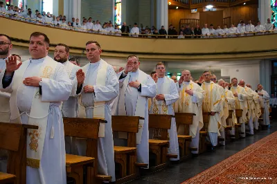 W Wielki Czwartek o godz. 10.00 w naszej Katedrze bp Jan Wątroba przewodniczył Mszy Krzyżma. Jest ona wyrazem jedności i wspólnoty duchowieństwa diecezji. Podczas tej Mszy Świętej biskup poświęcił olej chorych, katechumenów oraz olej krzyżma. Księża koncelebrujący z biskupem Eucharystię odnowili przyrzeczenia kapłańskie. W koncelebrze wzięli udział bp Kazimierz Górny, bp Edward Białogłowski oraz ponad 200 kapłanów z całej diecezji. W Eucharystii wzięli również udział licznie zebrani ministranci, lektorzy, animatorzy, ceremoniarze, członkowie scholi parafialnych i dziewczęcej służby maryjnej. Podczas Mszy Świętej zaśpiewał chór męski pod dyrekcją ks. Andrzeja Widaka. Przy organach zasiadł ks. Julian Wybraniec. fot. Piotr Szorc