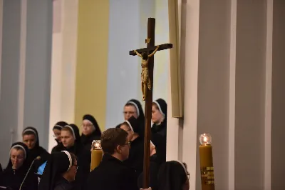 W Katedrze Rzeszowskiej odbyło się nabożeństwo Drogi Krzyżowej, której przewodniczył ks. Paweł Synoś, wikariusz biskupi ds. duchowieństwa. "Dziś sprowadź Mi dusze kapłańskie i zakonne, i zanurz je w niezgłębionym miłosierdziu Moim. One dały Mi moc przetrwania gorzkiej męki; przez nie, jak przez kanały, spływa na ludzkość miłosierdzie Moje." (Dzienniczek 1212) W modlitwie wraz z bp Janem Wątrobą uczestniczyły osoby życia konsekrowanego oraz prezbiterzy posługujący w Diecezji Rzeszowskiej. Nabożeństwo było ofiarowane w intencji wynagrodzenia za grzechy duchowieństwa i osób konsekrowanych, za dusze kapłanów i osób konsekrowanych cierpiące w czyśćcu oraz za tych, którzy odeszli od kapłaństwa i życia zakonnego. Fot. ks. Jakub Oczkowicz