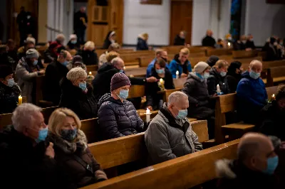 Mszy Świętej w święto Ofiarowania Pańskiego przewodniczył bp Jan Wątroba. W Eucharystii z okazji Dnia Życia Konsekrowanego uczestniczyli przedstawiciele sióstr i braci zakonnych, pustelnic, dziewic i wdów konsekrowanych oraz członków instytutów świeckich. Eucharystię koncelebrował ks. Stanisław Kamiński, wikariusz biskupi ds. zakonnych, a także 8 kapłanów. Homilię wygłosił bp Jan Wątroba. Śpiew podczas Mszy Świętej prowadziła Katedralna Schola Liturgiczna pod kierunkiem ks. Juliana Wybrańca przy akompaniamencie organowym Wiesława Siewierskiego. Fot. Paulina Lęcznar