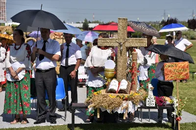 30 sierpnia 2020 r. do Parku Papieskiego w Rzeszowie na diecezjalne dożynki przyjechało 49 delegacji z dożynkowymi wieńcami.  Już o godz. 11.00 plac przed znajdującą się w Parku Papieskim sceną wypełniły delegacje z parafii diecezji rzeszowskiej. W sumie zarejestrowano 49 delegacje. Tegoroczną obsługę dożynek, w tym przygotowanie liturgii, zapewnili wierni i duszpasterze z dekanatu Sokołów Małopolski. O godz. 11.30 prof. Kazimierz Ożóg, mieszkaniec Górna, zaprezentował kilka myśli na temat chleba i godności pracy rolnika. Na scenie wystąpił zespół „Młody Duch i Przyjaciele” kierowany przez Dariusza Kosaka. Przed rozpoczęciem Mszy św. ks. Jerzy Uchman, diecezjalny duszpasterz rolników, przywitał przybyłych do Rzeszowa rolników, ogrodników, sadowników i pszczelarzy, wśród nich starostów dożynek Jerzego i Zofię Bednarzów z Kamienia, a także obecnych na Mszy św. parlamentarzystów, władze państwowe i samorządowe, służby mundurowe oraz poczty sztandarowe. Mszy św. przewodniczył bp Edward Białogłowski. W koncelebrze uczestniczył bp Kazimierz Górny oraz czternastu księży. W długiej procesji z darami do ołtarza podeszły delegacje wszystkich obecnych parafii przynosząc chleby i owoce. Dary te zostały przekazane Rzeszowskiemu Towarzystwu Pomocy im. św. Brata Alberta. Na zakończenie liturgii bp Białogłowski pobłogosławił przyniesione płody ziemi oraz ziarno na zasiew. Po błogosławieństwie poszczególne delegacje, przedstawiane przez ks. Jana Szczupaka, wikariusza biskupiego ds. społecznych, prezentowały swoje wieńce.  fot. ks. Tomasz Nowak