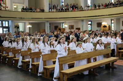 Maj to dla wielu najpiękniejszy miesiąc w roku. W liturgii Kościoła szczególnie wtedy czcimy Maryję oraz radujemy się ze Zmartwychwstania Pańskiego. W niedzielę 8 maja w naszej Katedrze dzieci z klas III doświadczyły równie wielkiej radości po raz pierwszy w pełni uczestnicząc we Mszy Świętej. To niezwykłe spotkanie z Chrystusem w Komunii Świętej zostało poprzedzone przygotowaniem poprzez katechezy w szkole i spotkania w parafii, a także spowiedzią. Poprzez niedzielne Eucharystie o godz. 12.00 i 13.30 celebrowane przez ks. Krzysztofa Gołąbka, proboszcza naszej Katedry, 88 dzieci rozpoczęło wielką przygodę z Jezusem ukrytym w Najświętszym Sakramencie. Towarzyszyli im rodzice, którzy wraz ze swoimi dziećmi przygotowywali się do tego wydarzenia, a także najbliższa rodzina. Posługę w liturgii Mszy Świętej pełniły dzieci pierwszokomunijne oraz ich rodzice.
Wielka radość serc dzieci komunijnych promieniowała na wszystkich uczestników Mszy Świętej i przypominała zebranym na liturgii, że spotkanie z Jezusem Eucharystycznym to przywilej i wielkie szczęście. Czas tej wielkiej radości został przedłużony przez „Biały Tydzień”, w którym dzieci uczestniczyły w wieczornej Eucharystii, przyjmując Jezusa do swoich serc. 

Wszystkim dzieciom, które w tym roku przeżywały swoją Pierwszą Komunię Świętą, życzymy, aby nie gasł w nich zapał do poznawania Jezusa i Jego nauki, a radość, jaka towarzyszyła tym dniom, była nieodłączną towarzyszką ich spotkań z Jezusem w Eucharystii. A s. Julicie i ks. Julianowi dziękujemy za serce włożone w przygotowanie dzieci do tego wielkiego wydarzenia.

fot. Paweł Styka