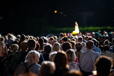 W środę 13 września przeżywaliśmy kolejne w tym roku Nabożeństwo Fatimskie. O godz. 18.40 zostały przedstawione prośby i podziękowania do Matki Bożej Fatimskiej, w intencji których sprawowana była także Msza Święta. Eucharystii przewodniczył i homilię wygłosił ks. Marek Kotwa – wikariusz parafii pw. Św. Michała Archanioła w Rzeszowie. Po Mszy Świętej wyruszyła procesja z figurą Matki Bożej, podczas której modlitwę różańcową prowadzili przedstawiciele parafii pw. Św. Jadwigi Królowej wraz ze swoimi duszpasterzami: ks. Tomaszem Gałuszką oraz ks. Łukaszem Mariuszycem, zaś figurę Matki Bożej nieśli przedstawiciele Bractwa św. Michała Archanioła, Rycerzy Kolumba oraz Związku Strzeleckiego "Strzelec". Modlitwę ubogaciła obecność Orkiestry Dętej pod dyrekcją Tadeusza Cielaka. Nabożeństwo zakończył Apel Jasnogórski. fot. Jola Warchoł