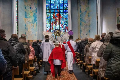 Liturgia Męki Pańskiej rozpoczęła się od procesji wejścia w zupełnej ciszy i gestu prostracji – pokornego padnięcia twarzą do ziemi głównego celebransa – Biskupa Rzeszowskiego Jana Wątroby. Drugim etapem nabożeństwa była Liturgia Słowa. Jej centrum stanowiła Męka Pańska w relacji wg św. Jana – odśpiewana przez ks. Juliana Wybrańca, kl. Dawida Piroga oraz kl. Karola Baraniewicza, z partiami tłumu wykonanymi przez Katedralny Chór Chłopięco-Męski Pueri Cantores Resovienses (tenory i basy), pod dyrekcją ks. dra Andrzeja Widaka we współpracy z Angelą Pacutą i Edytą Kotulą, dyrygentkami chóru.

W homilii bp Jan Wątroba zapraszał do odczytania na nowo sensu krzyża Jezusa i Jego Orędzia.

Trzecią częścią liturgii była adoracja krzyża. W pierwszej kolejności krzyż adorowali poprzez ucałowanie: Ksiądz Biskup, księża z Wyższego Seminarium Duchownego w Rzeszowie, księża katedralni oraz siostry zakonne. Następnie hołd krzyżowi oddali wszyscy wierni, wpatrując się w krzyż trzymany przez ks. Krzysztofa Gołąbka, proboszcza katedry.

Ostatnią częścią liturgii był obrzęd Komunii św. zakończony przeniesieniem Pana Jezusa w monstrancji do tzw. Bożego grobu. W tym roku dekoracja grobu nawiązuje do przeżywanego roku duszpasterskiego pt. „Wierzę w Kościół Chrystusowy”. Projekt autorstwa ks. Pawła Wójcika, wikariusza katedralnego, zachęca do pogłębienia relacji z Jezusem i jak wzywa napis umieszczony na grobie do „zakorzenienia w Kościele Chrystusa”.
fot. Joanna Prasoł 