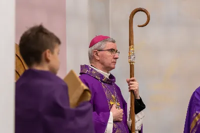 W Środę Popielcową (14 lutego) biskup Jan Wątroba odprawił w katedrze rzeszowskiej Mszę Świętą na rozpoczęcie Wielkiego Postu. Homilię wygłosił ks. dr Paweł Koleśnikowicz, który prowadzi rekolekcje wielkopostne w parafii katedralnej. Podczas Eucharystii odbył się obrzęd posypania głów popiołem. Śpiew podczas liturgii prowadziła Katedralna Schola Liturgiczna. Liturgia była transmitowana przez Radio VIA. fot. Joanna Prasoł