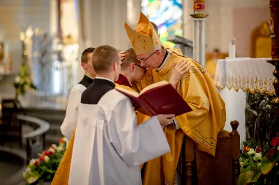 „Na swoje życie i swoje kapłaństwo trzeba popatrzeć w świetle Bożej miłości. Inaczej go nie pojmiemy ani my, ani ci, którzy będą na nas patrzeć” – mówił bp Jan Wątroba podczas Mszy św. z udzieleniem święceń prezbiteratu. 4 czerwca 2022 r. w kościele katedralnym jedenastu diakonów diecezji rzeszowskiej przyjęło sakrament kapłaństwa.
Do grona neoprezbiterów diecezji rzeszowskiej należą: ks. Sebastian Bełz z parafii w Nienadówce, ks. Krzysztof Lampart z parafii w Rudnej Wielkiej, ks. Mateusz Łachmanek z parafii w Lipinkach, ks. Karol Migut z parafii w Jasionce, ks. Marcin Murawski z parafii katedralnej w Rzeszowie, ks. Adrian Pazdan z parafii w Zagorzycach, ks. Tomasz Sienicki z parafii w Bieździedzy, ks. Dominik Świeboda z parafii w Palikówce, ks. Piotr Wąsacz z parafii bł. Władysława Findysza w Rzeszowie, ks. Mateusz Wojtuń z parafii w Święcanach oraz ks. Wiktor Zoła z parafii w Cieklinie.
Mszy św. przewodniczył i święceń udzielił bp Jan Wątroba. Eucharystię koncelebrowało około osiemdziesięciu księży, m.in: przełożeni Wyższego Seminarium Duchownego w Rzeszowie oraz proboszczowie i wikariusze z parafii rodzinnych neoprezbiterów. W Mszy św. uczestniczył abp Edward Nowak, bp Kazimierz Górny i bp Edward Białogłowski.
Zebranych w kościele katedralnym powitał ks. Krzysztof Gołąbek, proboszcz parafii.
W homilii bp Jan Wątroba nawiązał do słów z Ewangelii według św. Jana w których Chrystus tłumaczy co to znaczy być dobrym pasterzem. „Być kapłanem w Kościele Chrystusowym to znaczy mieć udział w Jego pasterskiej misji i stale upodabniać się do Dobrego Pasterza, który zna owce, karmi je, broni i jest gotów oddać życie dla ich dobra” – mówił hierarcha.
Po homilii odbył się obrzędy święceń: przyrzeczenie czci i posłuszeństwa Biskupowi Ordynariuszowi, Litania do Wszystkich Świętych podczas której kandydaci leżeli krzyżem, nałożenie rąk, modlitwa święceń oraz namaszczenie rąk krzyżmem i wręczenie chleba i wina. Podczas Liturgii Eucharystycznej nowo wyświęceni po raz pierwszy wyciągnęli dłonie nad chlebem i winem wypowiadając słowa konsekracji.
Na zakończenie Mszy św. ks. Tomasz Sienicki, podziękował w imieniu nowo wyświęconych wszystkim, którzy przyczynili się do przygotowania ich do kapłaństwa. Słowa wdzięczności, m.in. przełożonym Wyższego Seminarium Duchownego w Rzeszowie i rodzicom neoprezbiterów, wypowiedział bp Jan Wątroba. 
W drodze do zakrystii neoprezbiterzy zatrzymali się przy figurze Matki Bożej Fatimskiej zawierzając swoje kapłaństwo Matce Bożej.
W niedzielę, 5 czerwca, w Uroczystość Zesłania Ducha Świętego, neoprezbiterzy będą sprawować w swoich rodzinnych parafiach uroczyste Msze św. prymicyjne, a w najbliższych tygodniach otrzymają skierowania do parafii.

Fot. ks. Jakub Nagi oraz biala-wrona.pl
