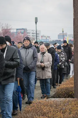 W Wielki Piątek (7 kwietnia) w Parku Papieskim odbyła się Droga Krzyżowa wprowadzająca w przeżywanie Liturgii Męki Pańskiej. Prowadzona była przez wspólnotę Wyższego Seminarium Duchownego w Rzeszowie pod przewodnictwem Biskupa Rzeszowskiego Jana Wątroby. W rozważaniach kolejnych stacji, ks. dr Mateusz Rachwalski, prefekt seminarium, zachęcał do życia zgodnie z nauką wypływającą z krzyża Chrystusowego.
fot. Małgorzata Ryndak