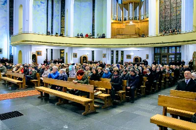 W niedzielę 13 października przeżywaliśmy uroczyste Nabożeństwo Fatimskie z udziałem WSD w Rzeszowie. Mszy Świętej przewodniczył i homilię wygłosił ks. Krystian Winiarski - prefekt WSD. O godz. 18.40 zostały przedstawione prośby i podziękowania do Matki Bożej Fatimskiej, w intencji których sprawowana była także Msza Święta. Po Mszy Świętej wyruszyła procesja z figurą Matki Bożej i relikwiami świętych Dzieci Fatimskich. Nabożeństwo zakończył Apel Jasnogórski. fot. ks. Tomasz Nowak, Joanna Prasoł