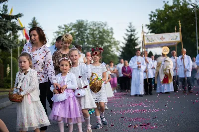 W piątek 28 czerwca obchodziliśmy Uroczystość Najświętszego Serca Pana Jezusa. Jest to nasze święto patronalne złączone z możliwością zyskania odpustu zupełnego. Uroczystej sumie odpustowej przewodniczył bp Edward Białogłowski. Kaznodzieją odpustowym był ks. dr Łukasz Hendzel. fot.: www.facebook.com/Fotografiarzeszow https://fotografiarzeszow.com.pl/