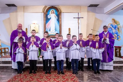 W III niedzielę Wielkiego Postu, 3 marca, podczas Mszy Świętej o godz. 12.00 ks. Krzysztof Gołąbek - proboszcz naszej Katedry, przyjął do grona Liturgicznej Służby Ołtarza dwunastu chłopców. Po odpowiednim przygotowaniu, pod czujnym okiem ks. Pawła Wójcika – opiekuna ministrantów oraz ceremoniarza Rafała Waszczaka i animatorów-praktykantów, otrzymali stopień ministranta choralisty, po raz pierwszy mogli ubrać kołnierzyki, a także otrzymali legitymacje ministranckie. To wielka radość dla naszej parafii. Gratulujemy chłopcom odwagi oraz życzymy wytrwałości w tym pięknym powołaniu, jakim jest służba przy Ołtarzu Pana Jezusa. Podczas Mszy Świętej zaśpiewała Dziewczęca Schola Katedralna.
Zapraszamy wszystkich chętnych chłopców do wstąpienia w szeregi katedralnej Liturgicznej Służby Ołtarza. Zainteresowanych prosimy o kontakt z ks. Pawłem Wójcikiem.
Rafał Waszczak
fot. Joanna Prasoł