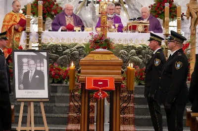 W kościele katedralnym w Rzeszowie, 2 września 2022 r., odbyły się uroczystości pogrzebowe śp. Tadeusza Ferenca, wieloletniego prezydenta Rzeszowa.

Przed rozpoczęciem liturgii Prezydent RP Andrzej Duda odznaczył pośmiertnie śp. Tadeusza Ferenca Orderem Odrodzenia Polski.

Mszy św. przewodniczył bp Jan Wątroba. W koncelebrze wziął udział bp Kazimierz Górny, ks. infułat Wiesław Szurek i 27 kapłanów.

Homilię wygłosił bp Jan Wątroba.

Obrzędy ostatniego pożegnania odbyły się w kościele katedralnym. Następnie kondukt pogrzebowy ulicami miasta udał się na Cmentarz Wilkowyja w Rzeszowie, gdzie odbył się pochówek śp. Tadeusza Ferenca.

fot. ks. Jakub Nagi, Kurier Rzeszowski - portal, gazeta, TVi 